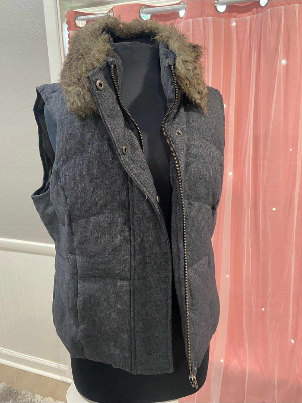 The Limited Women’s Dark Gray Puffer Vest with Faux Fur size L